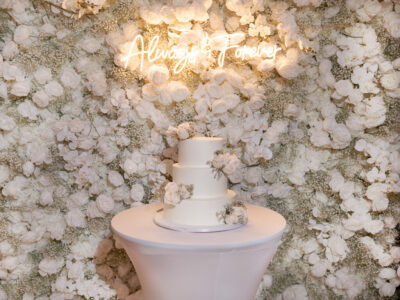 wedding-gallery-03-wedding-cake-floral-wall-decor
