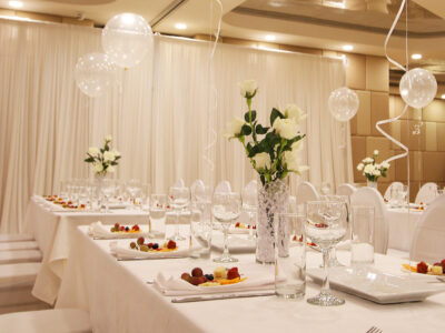 wedding-gallery-06-balloon-decor-table-settings